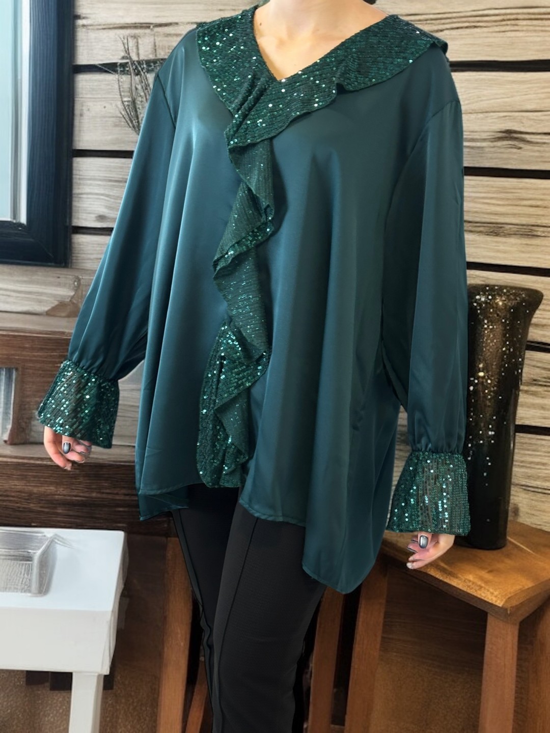 Chic Σατέν Μπλούζα με Βολάν Διακοσμημένο με Παγιέτες Chic Σατέν Μπλούζα με Βολάν Διακοσμημένο με Παγιέτες