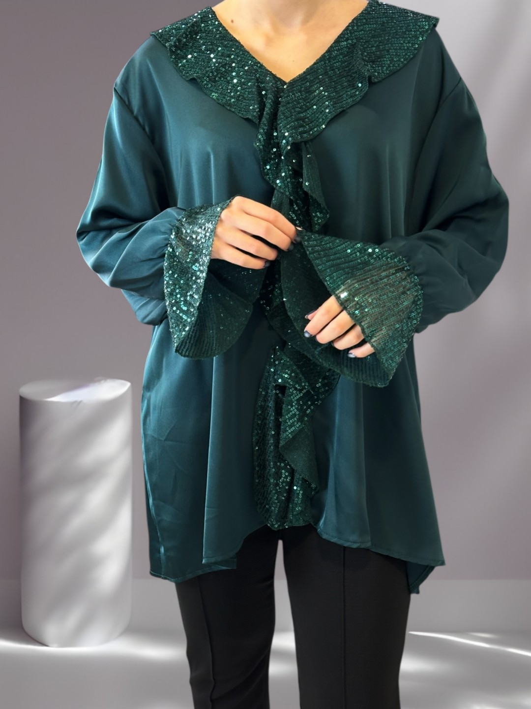 Chic Σατέν Μπλούζα με Βολάν Διακοσμημένο με Παγιέτες Chic Σατέν Μπλούζα με Βολάν Διακοσμημένο με Παγιέτες