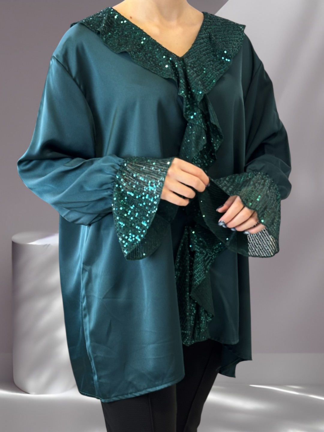 Chic Σατέν Μπλούζα με Βολάν Διακοσμημένο με Παγιέτες Chic Σατέν Μπλούζα με Βολάν Διακοσμημένο με Παγιέτες