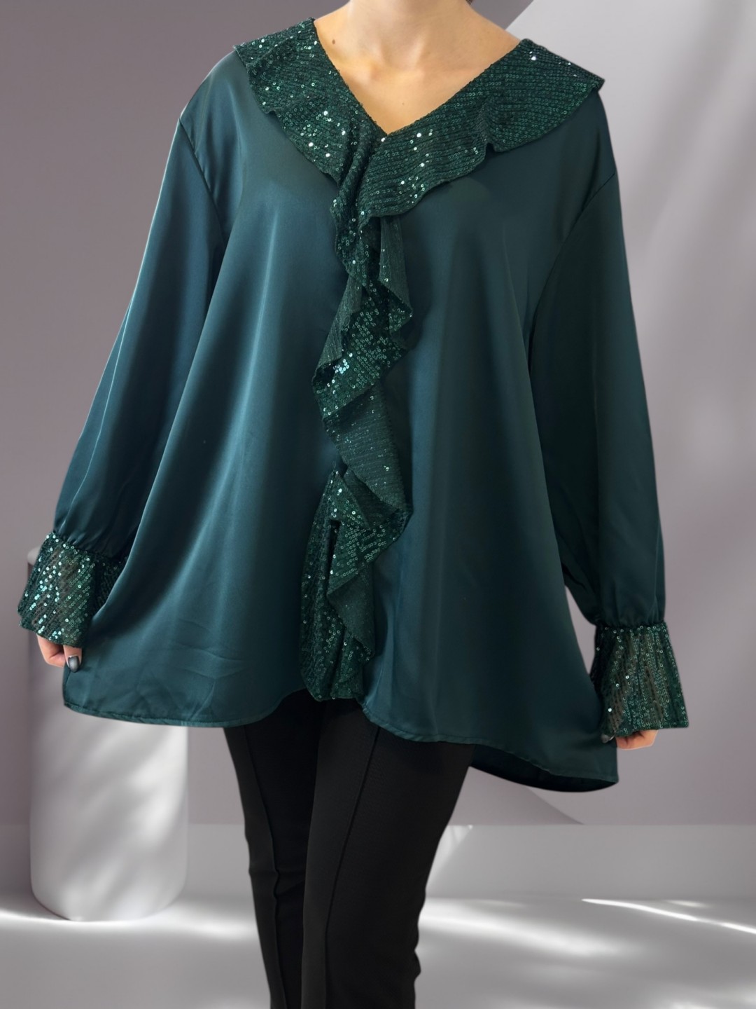 Chic Σατέν Μπλούζα με Βολάν Διακοσμημένο με Παγιέτες Chic Σατέν Μπλούζα με Βολάν Διακοσμημένο με Παγιέτες