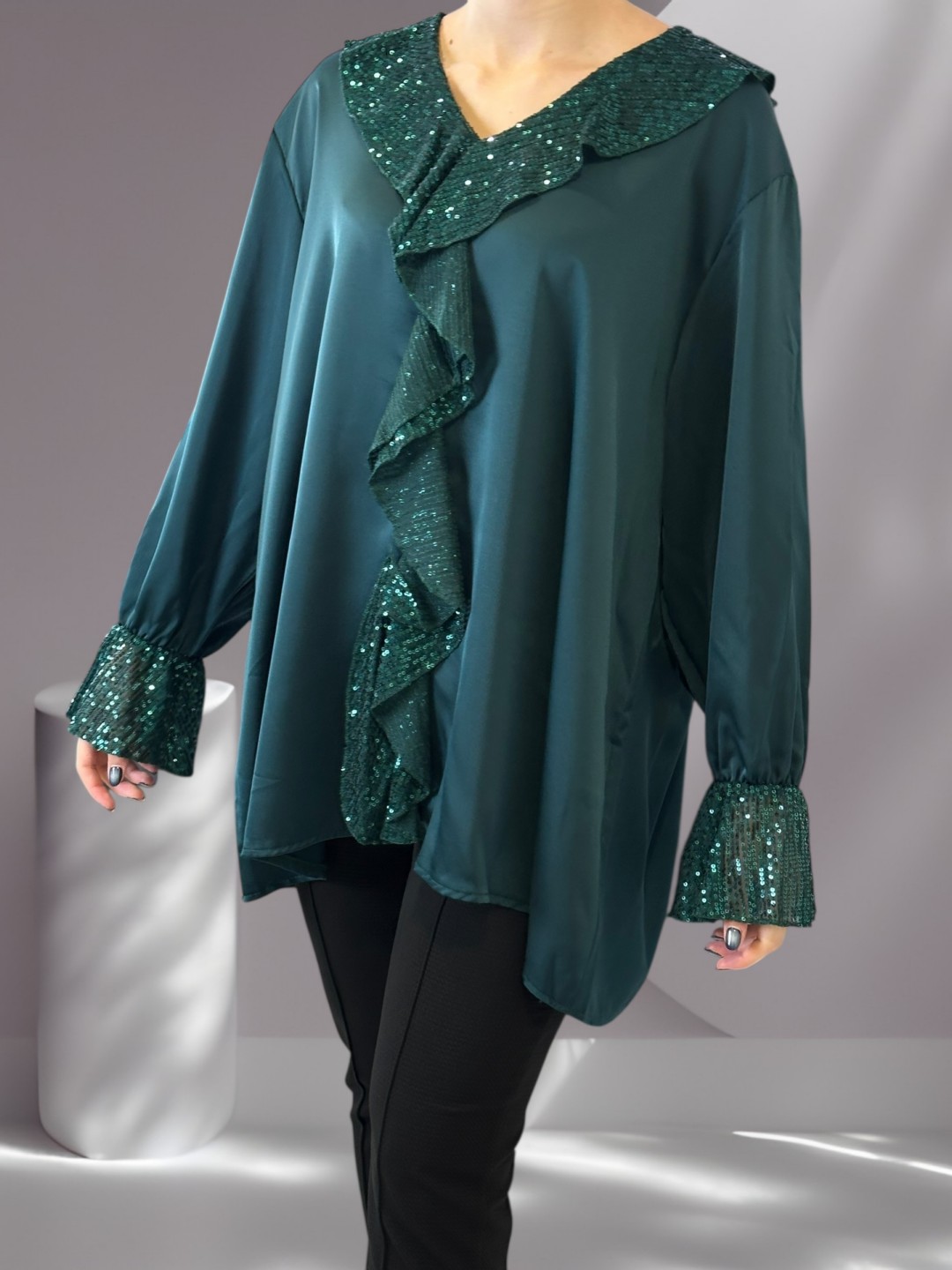 Chic Σατέν Μπλούζα με Βολάν Διακοσμημένο με Παγιέτες Chic Σατέν Μπλούζα με Βολάν Διακοσμημένο με Παγιέτες