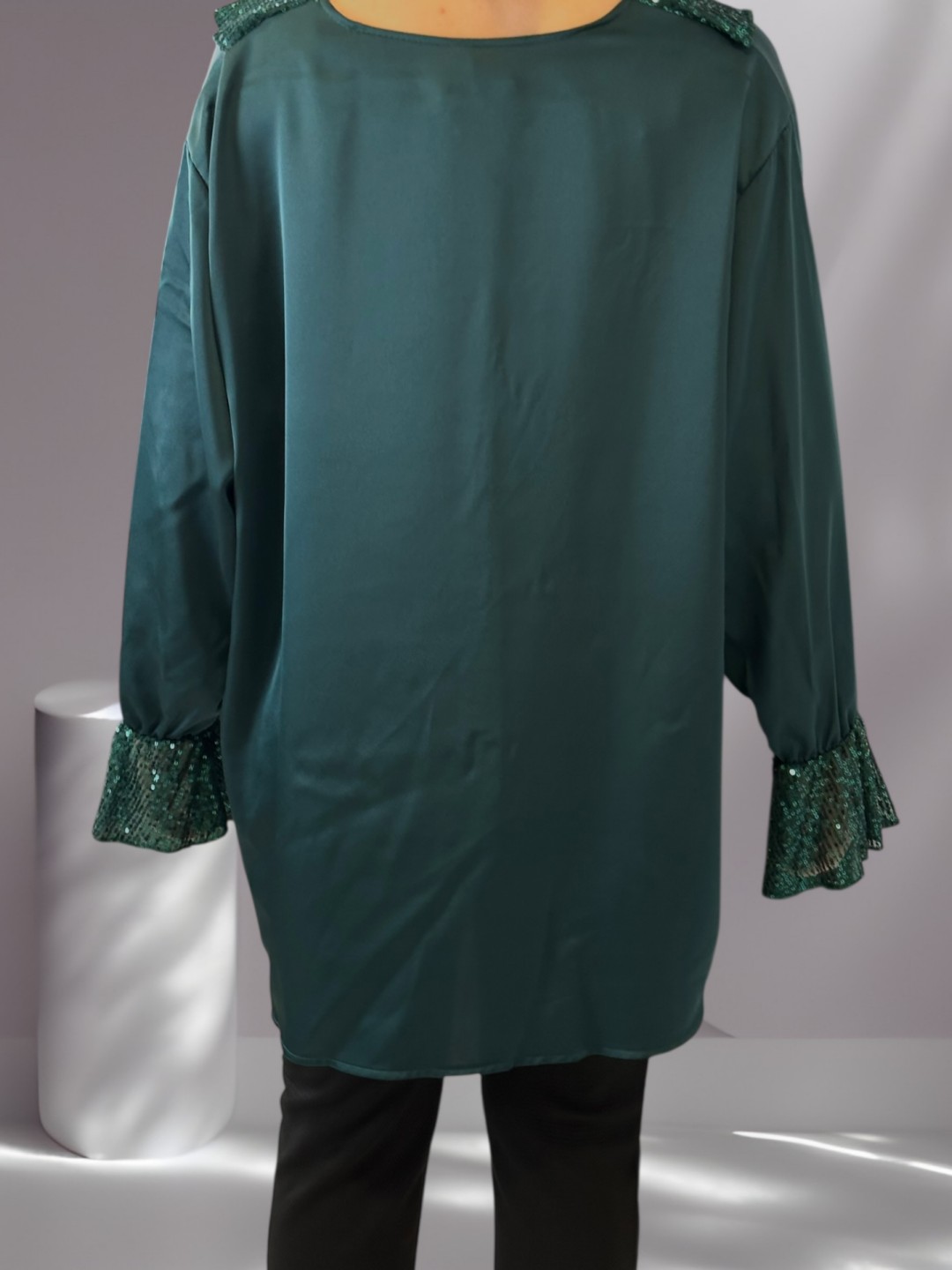 Chic Σατέν Μπλούζα με Βολάν Διακοσμημένο με Παγιέτες Chic Σατέν Μπλούζα με Βολάν Διακοσμημένο με Παγιέτες