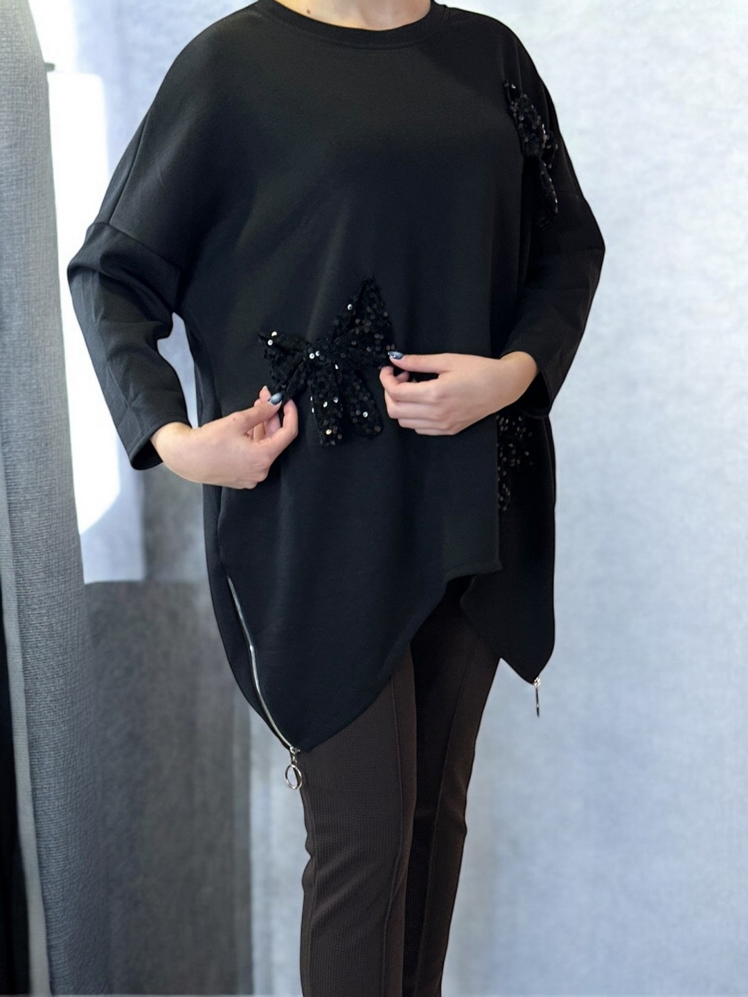 Μπλούζα με Διακοσμητική Κορδέλα Μπροστά και Πλαϊνή Αλυσίδα Μπλούζα με Διακοσμητική Κορδέλα Μπροστά και Πλαϊνή Αλυσίδα