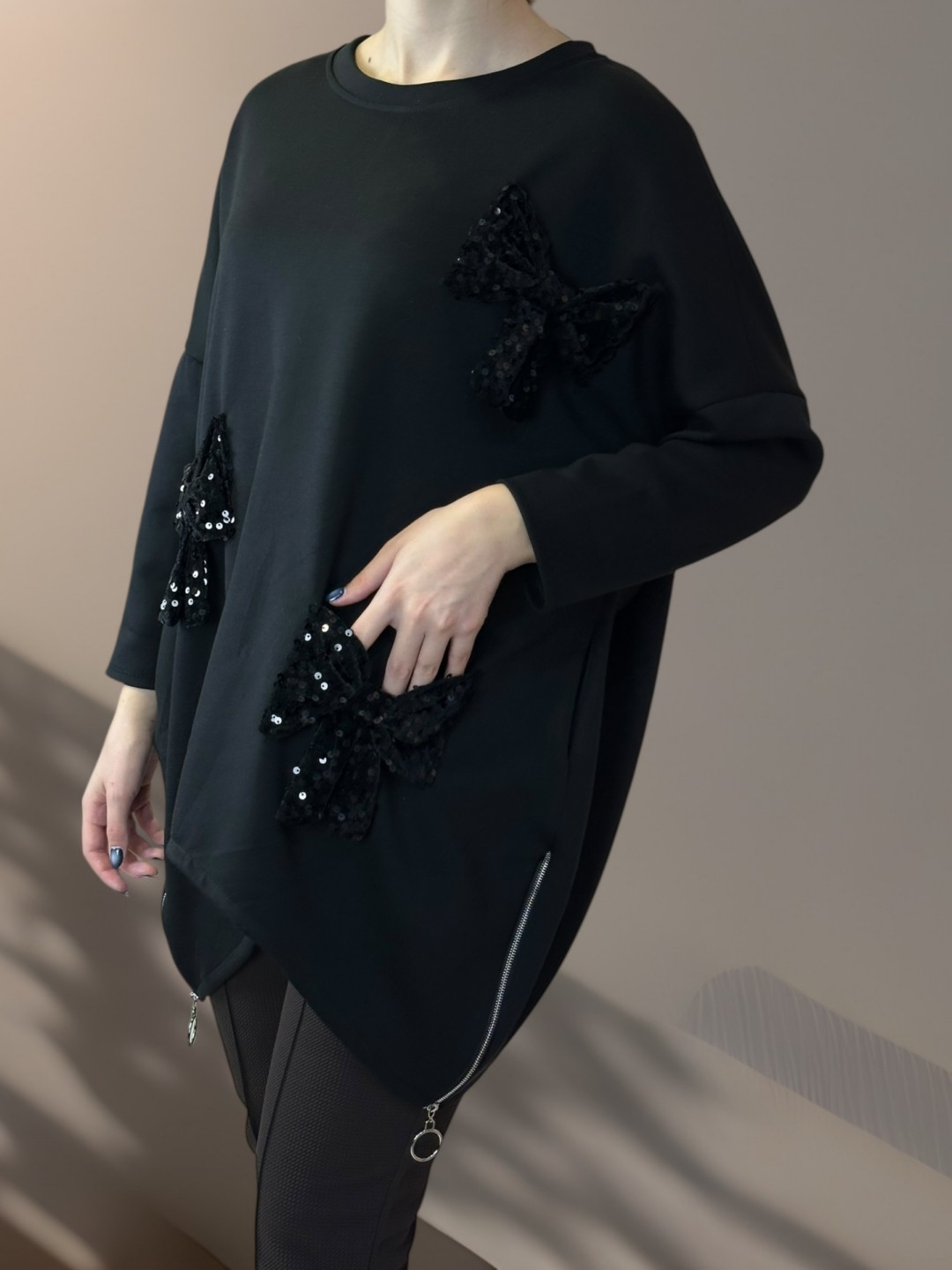 Μπλούζα με Διακοσμητική Κορδέλα Μπροστά και Πλαϊνή Αλυσίδα Μπλούζα με Διακοσμητική Κορδέλα Μπροστά και Πλαϊνή Αλυσίδα