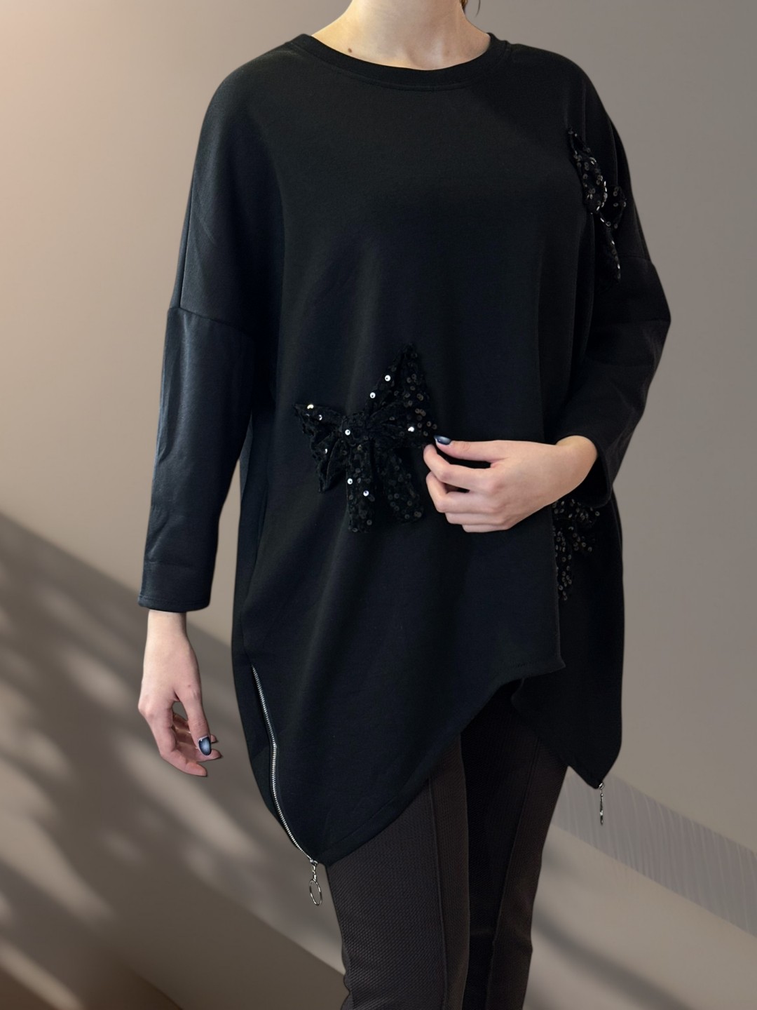 Μπλούζα με Διακοσμητική Κορδέλα Μπροστά και Πλαϊνή Αλυσίδα Μπλούζα με Διακοσμητική Κορδέλα Μπροστά και Πλαϊνή Αλυσίδα