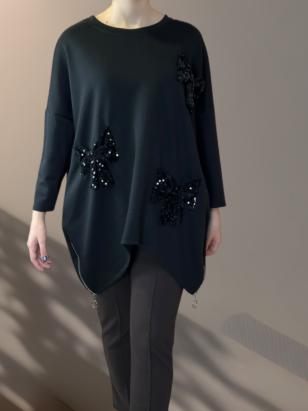 Μπλούζα με Διακοσμητική Κορδέλα Μπροστά και Πλαϊνή Αλυσίδα Μπλούζα με Διακοσμητική Κορδέλα Μπροστά και Πλαϊνή Αλυσίδα