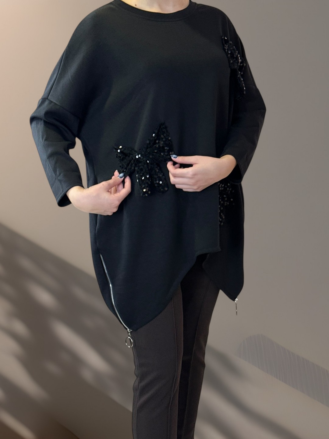 Μπλούζα με Διακοσμητική Κορδέλα Μπροστά και Πλαϊνή Αλυσίδα Μπλούζα με Διακοσμητική Κορδέλα Μπροστά και Πλαϊνή Αλυσίδα