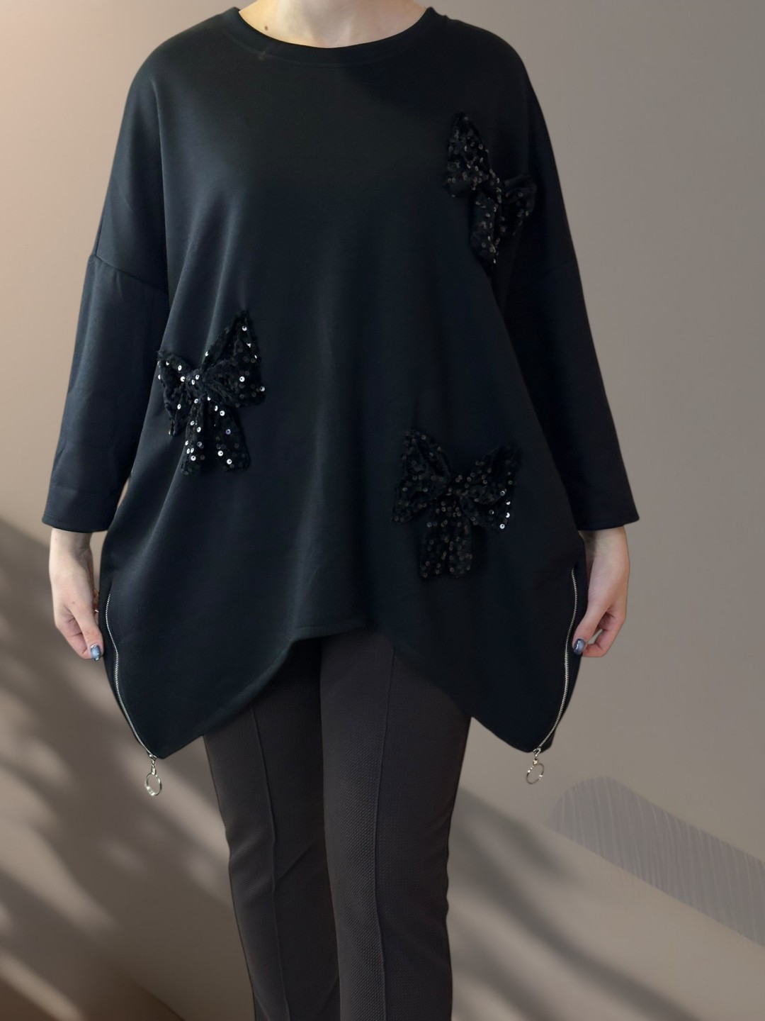 Μπλούζα με Διακοσμητική Κορδέλα Μπροστά και Πλαϊνή Αλυσίδα Μπλούζα με Διακοσμητική Κορδέλα Μπροστά και Πλαϊνή Αλυσίδα