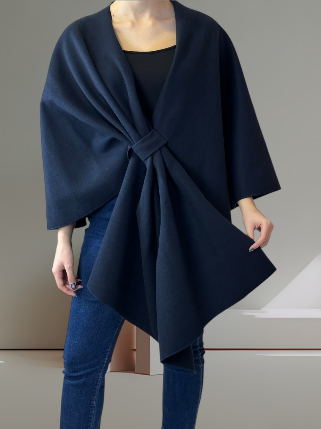 Κάπα με φιόγκο σχέδιο μπροστά Κάπα με φιόγκο σχέδιο μπροστά