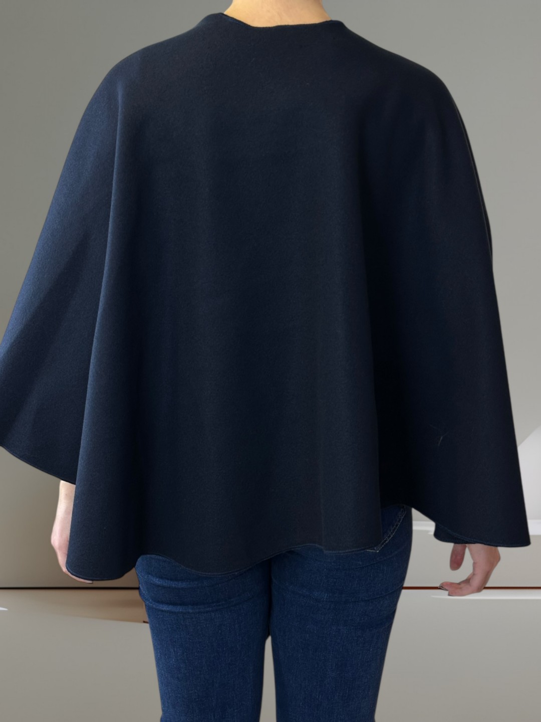 Κάπα με φιόγκο σχέδιο μπροστά Κάπα με φιόγκο σχέδιο μπροστά