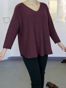 Πουλόβερ με V λαιμόκοψη και μοντέρνα γραμμή