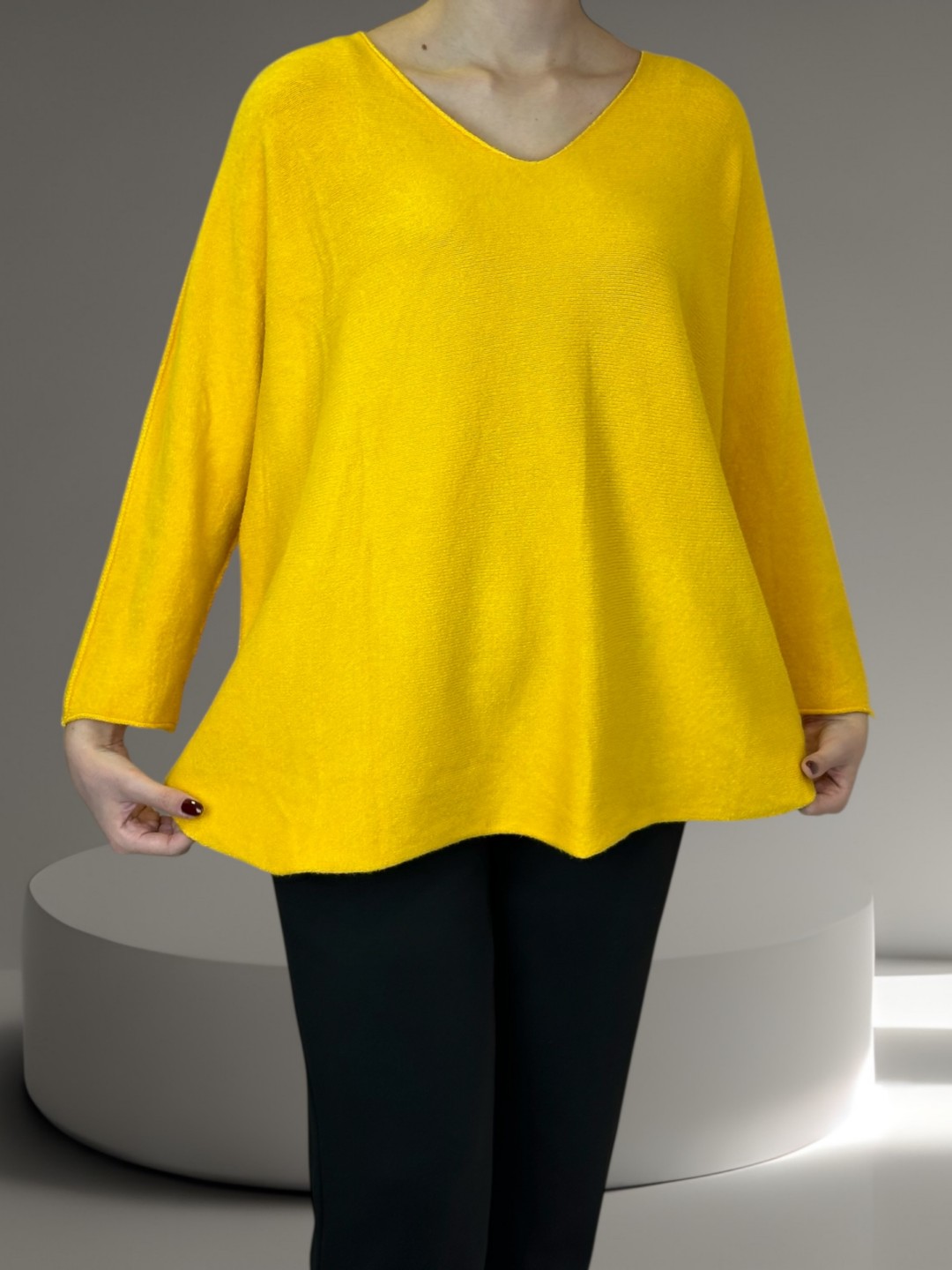 Πουλόβερ με V λαιμόκοψη και μοντέρνα γραμμή Πουλόβερ με V λαιμόκοψη και μοντέρνα γραμμή