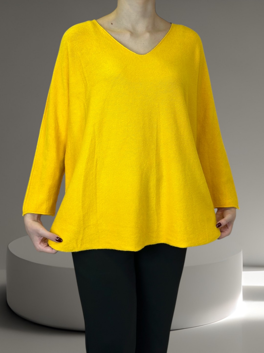 Πουλόβερ με V λαιμόκοψη και μοντέρνα γραμμή Πουλόβερ με V λαιμόκοψη και μοντέρνα γραμμή