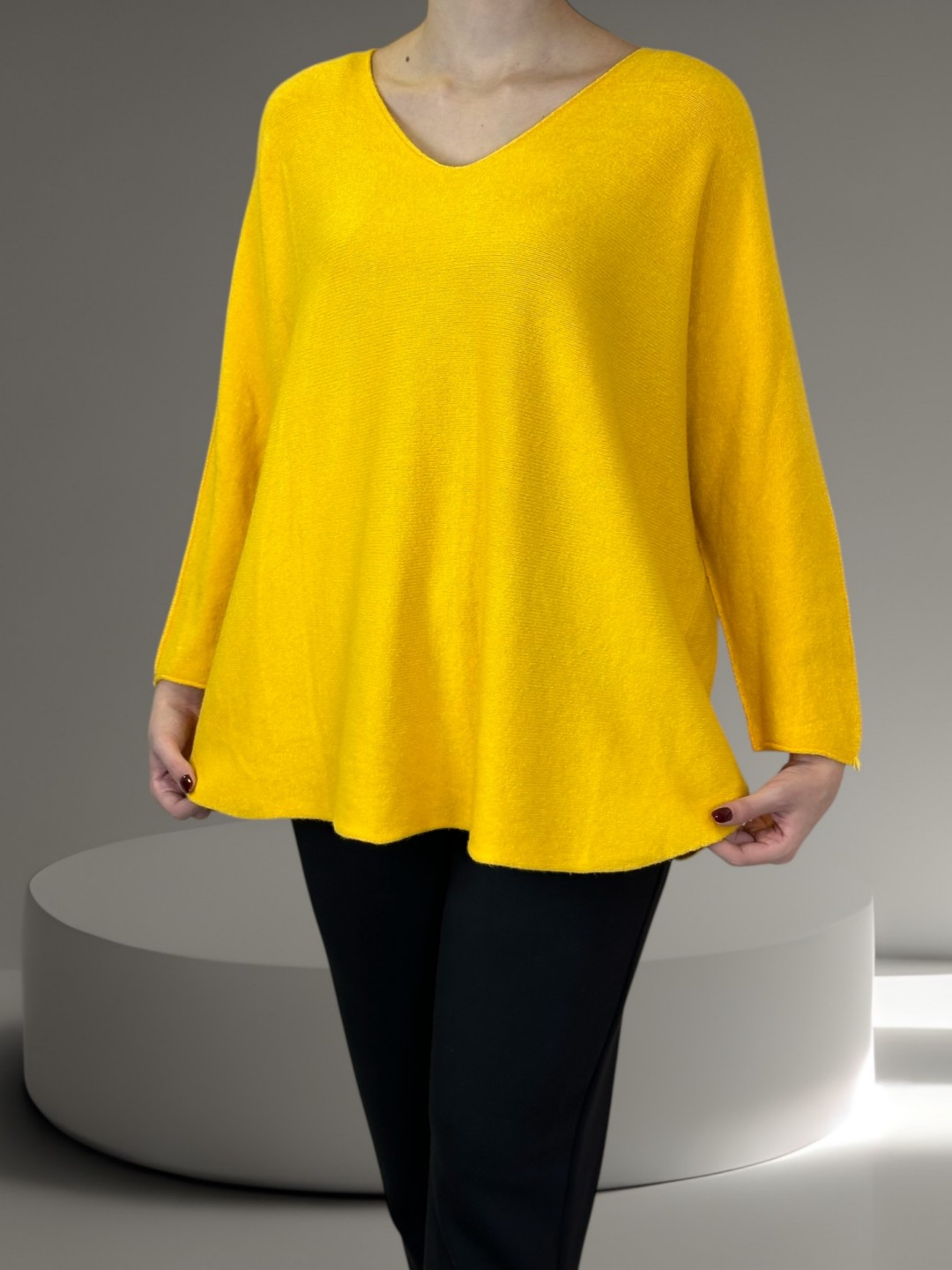 Πουλόβερ με V λαιμόκοψη και μοντέρνα γραμμή Πουλόβερ με V λαιμόκοψη και μοντέρνα γραμμή