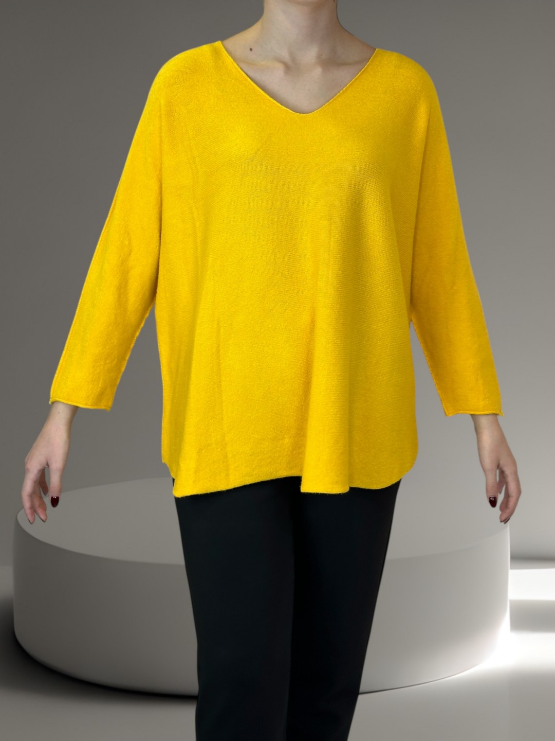 Πουλόβερ με V λαιμόκοψη και μοντέρνα γραμμή Πουλόβερ με V λαιμόκοψη και μοντέρνα γραμμή