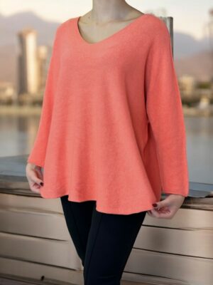 Πουλόβερ με V λαιμόκοψη και μοντέρνα γραμμή