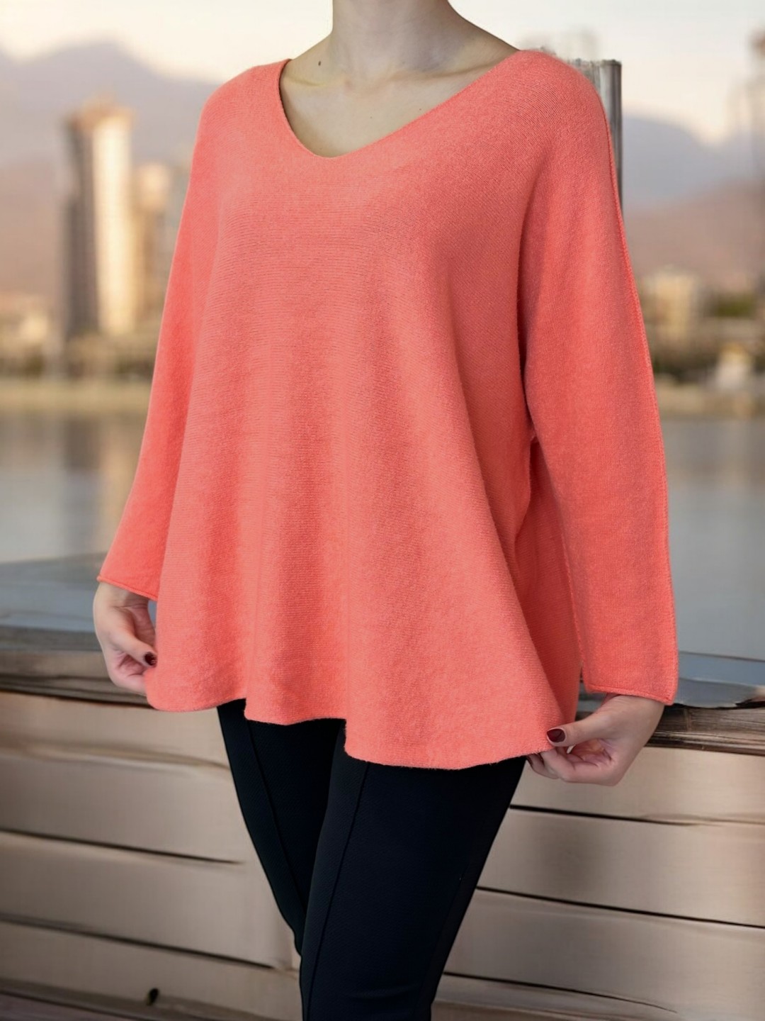 Πουλόβερ με V λαιμόκοψη και μοντέρνα γραμμή Πουλόβερ με V λαιμόκοψη και μοντέρνα γραμμή