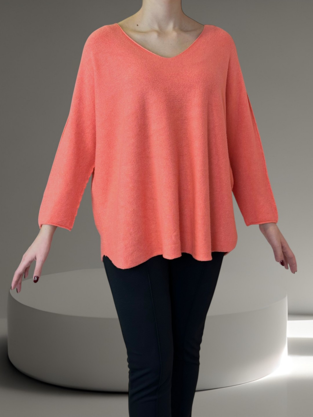 Πουλόβερ με V λαιμόκοψη και μοντέρνα γραμμή Πουλόβερ με V λαιμόκοψη και μοντέρνα γραμμή