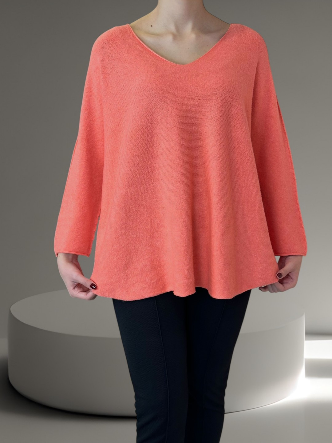 Πουλόβερ με V λαιμόκοψη και μοντέρνα γραμμή Πουλόβερ με V λαιμόκοψη και μοντέρνα γραμμή