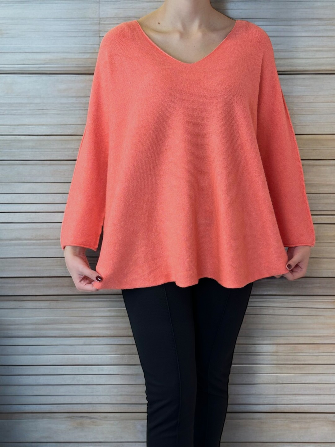 Πουλόβερ με V λαιμόκοψη και μοντέρνα γραμμή Πουλόβερ με V λαιμόκοψη και μοντέρνα γραμμή