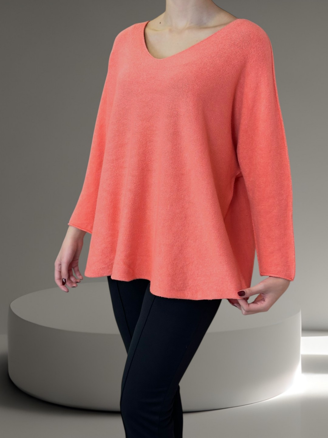 Πουλόβερ με V λαιμόκοψη και μοντέρνα γραμμή Πουλόβερ με V λαιμόκοψη και μοντέρνα γραμμή