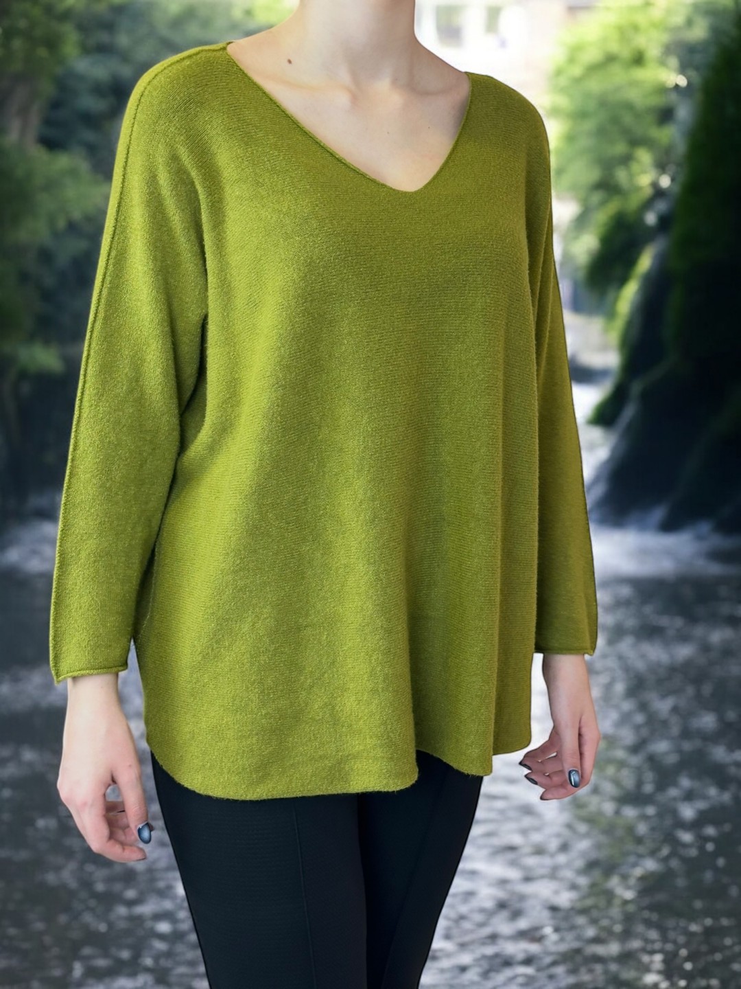 Πουλόβερ με V λαιμόκοψη και μοντέρνα γραμμή Πουλόβερ με V λαιμόκοψη και μοντέρνα γραμμή