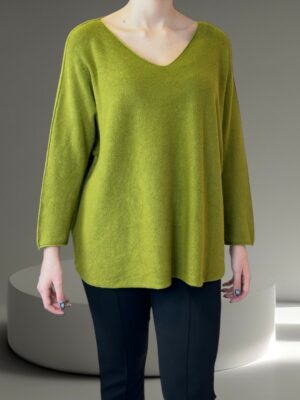 Πουλόβερ με V λαιμόκοψη και μοντέρνα γραμμή