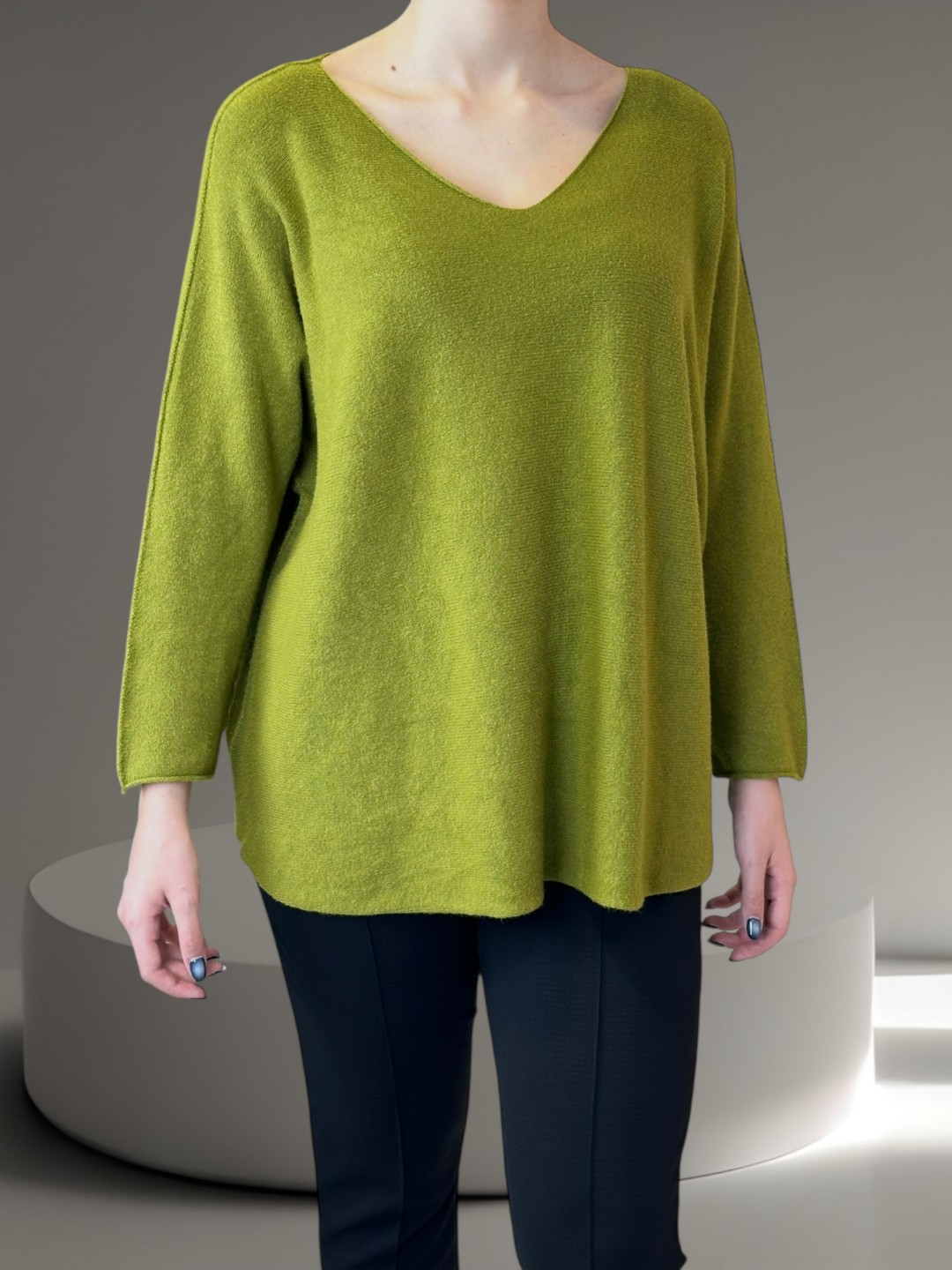 Πουλόβερ με V λαιμόκοψη και μοντέρνα γραμμή Πουλόβερ με V λαιμόκοψη και μοντέρνα γραμμή