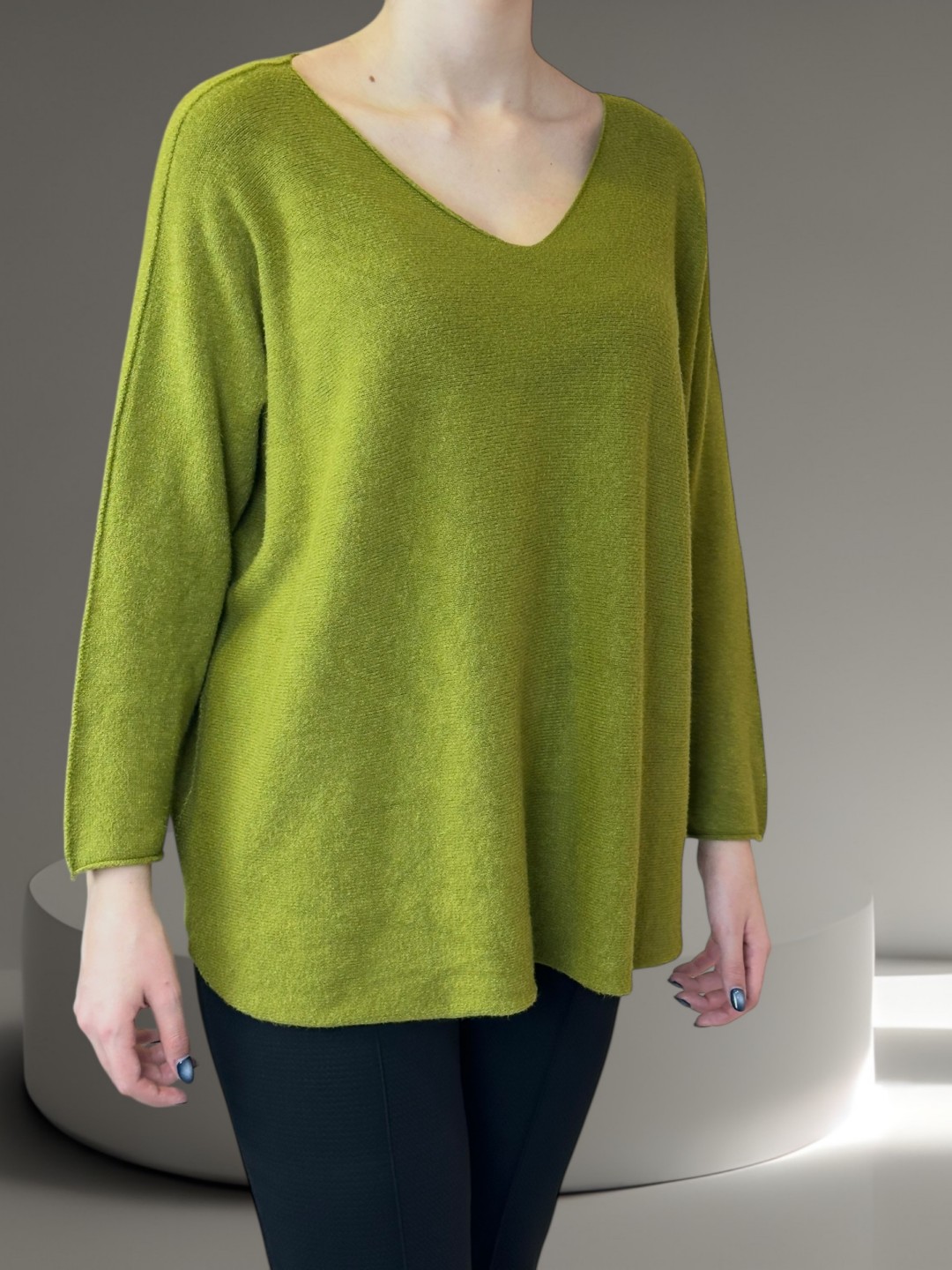 Πουλόβερ με V λαιμόκοψη και μοντέρνα γραμμή Πουλόβερ με V λαιμόκοψη και μοντέρνα γραμμή