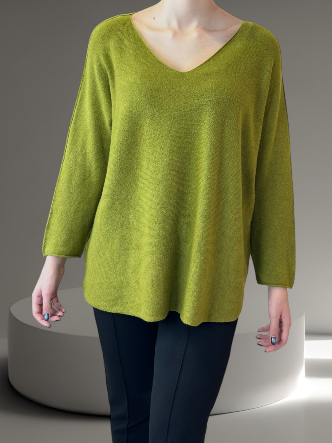 Πουλόβερ με V λαιμόκοψη και μοντέρνα γραμμή Πουλόβερ με V λαιμόκοψη και μοντέρνα γραμμή