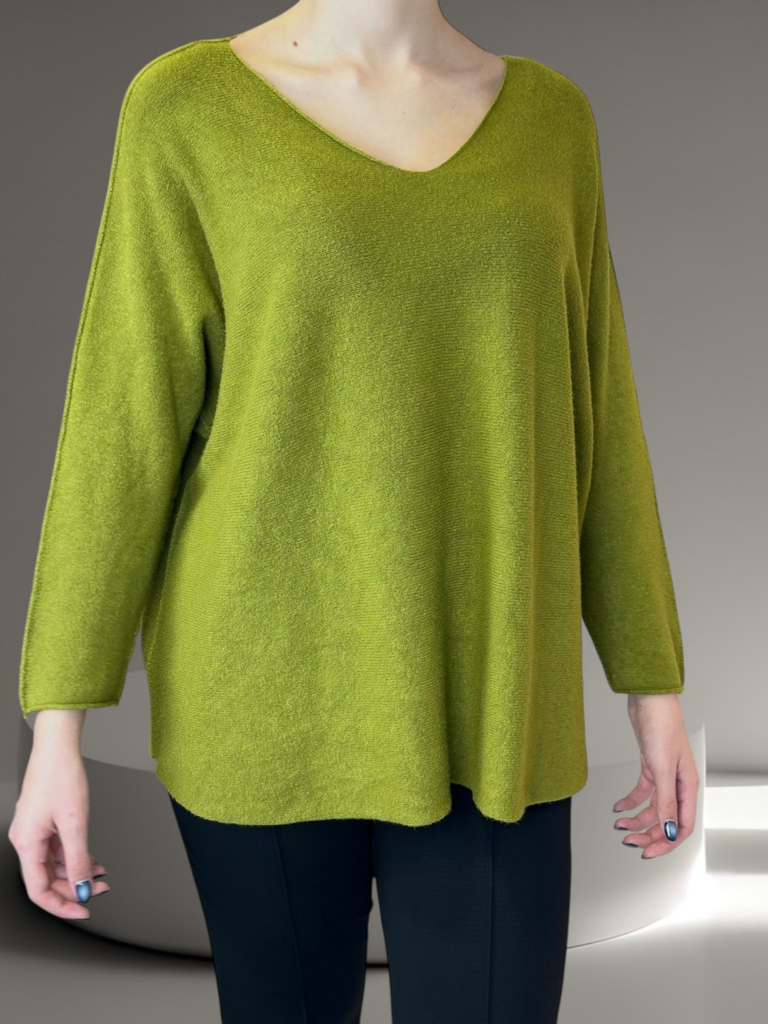 Πουλόβερ με V λαιμόκοψη και μοντέρνα γραμμή Πουλόβερ με V λαιμόκοψη και μοντέρνα γραμμή