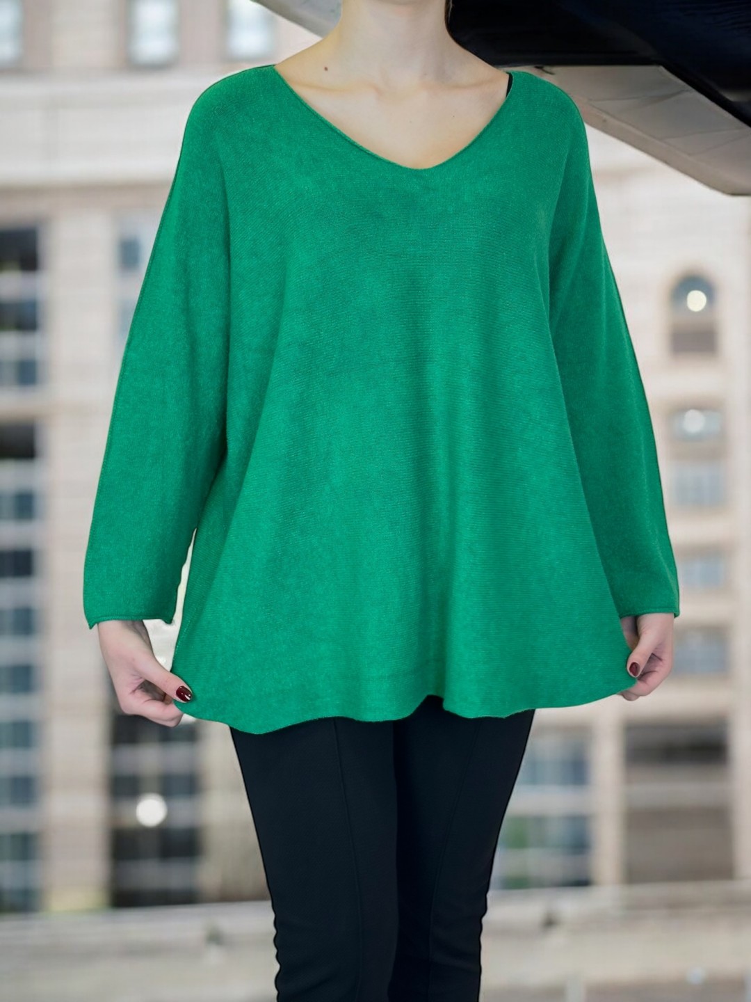 Πουλόβερ με V λαιμόκοψη και μοντέρνα γραμμή Πουλόβερ με V λαιμόκοψη και μοντέρνα γραμμή