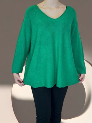 Πουλόβερ με V λαιμόκοψη και μοντέρνα γραμμή