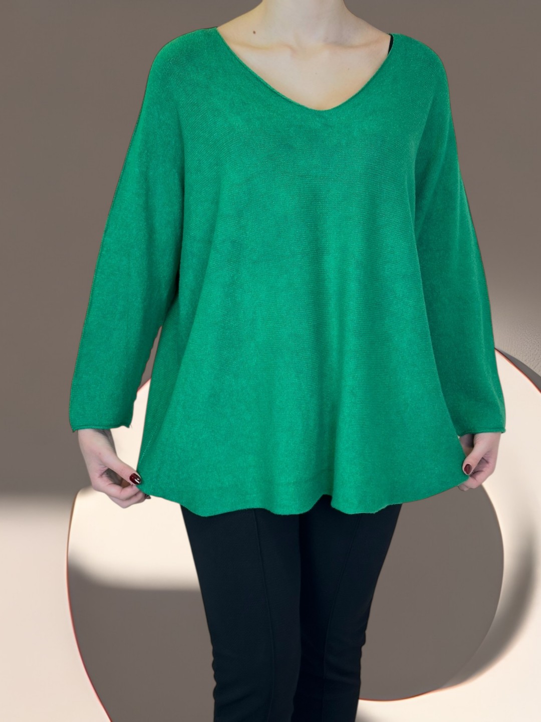 Πουλόβερ με V λαιμόκοψη και μοντέρνα γραμμή Πουλόβερ με V λαιμόκοψη και μοντέρνα γραμμή