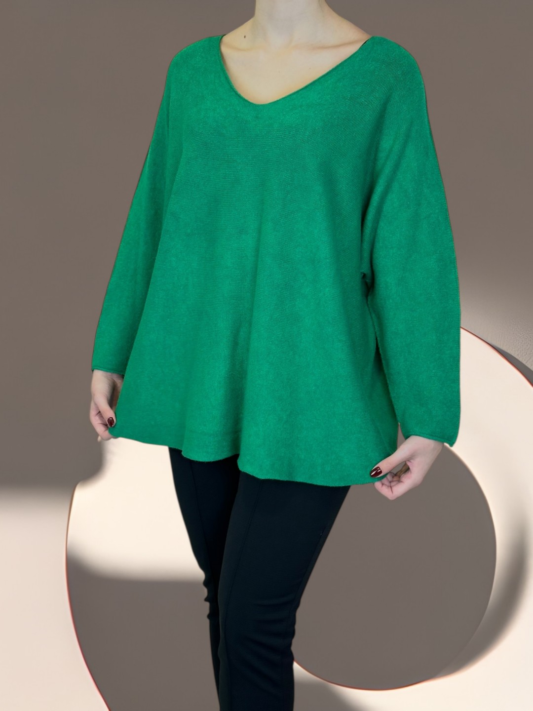 Πουλόβερ με V λαιμόκοψη και μοντέρνα γραμμή Πουλόβερ με V λαιμόκοψη και μοντέρνα γραμμή