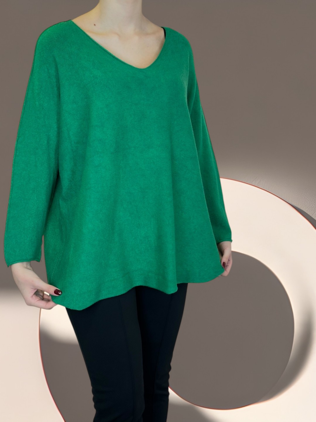 Πουλόβερ με V λαιμόκοψη και μοντέρνα γραμμή Πουλόβερ με V λαιμόκοψη και μοντέρνα γραμμή