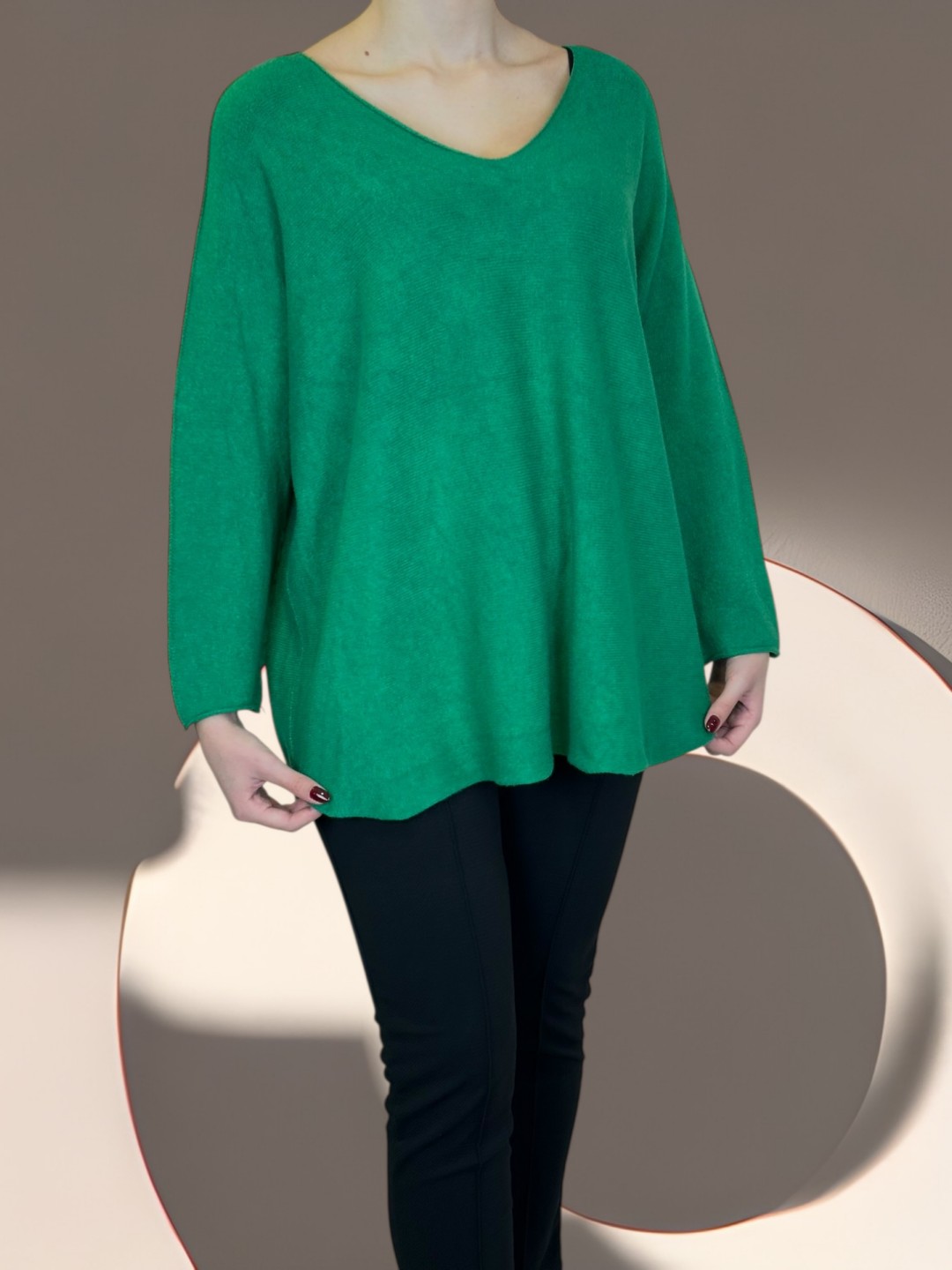 Πουλόβερ με V λαιμόκοψη και μοντέρνα γραμμή Πουλόβερ με V λαιμόκοψη και μοντέρνα γραμμή