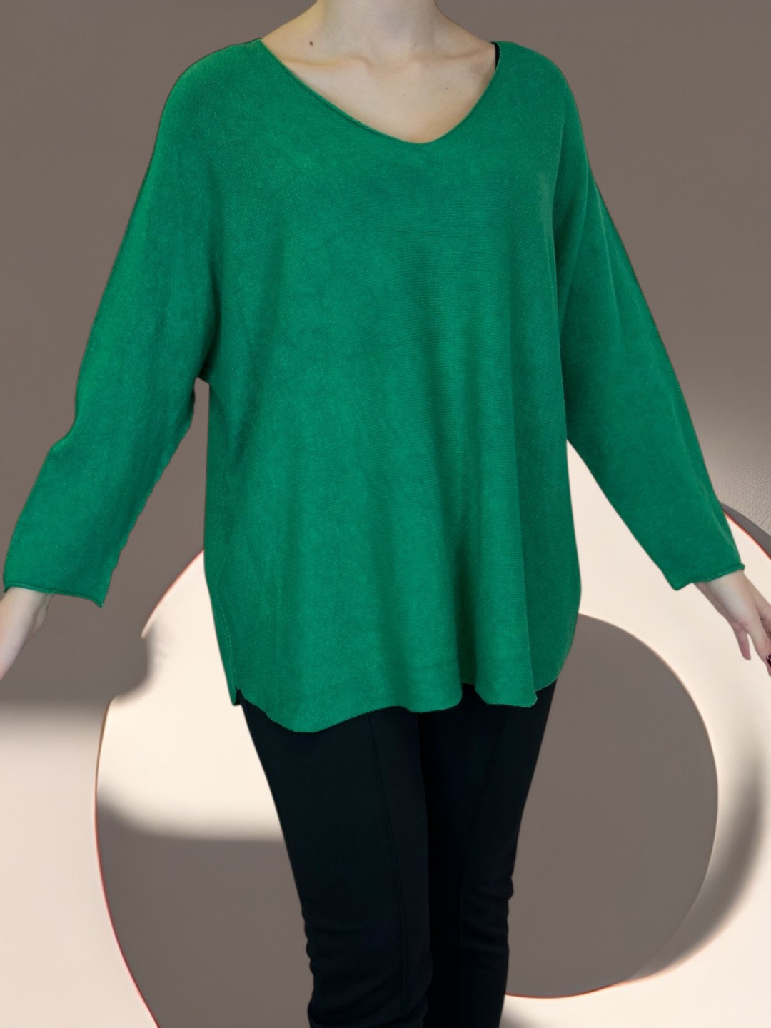 Πουλόβερ με V λαιμόκοψη και μοντέρνα γραμμή Πουλόβερ με V λαιμόκοψη και μοντέρνα γραμμή