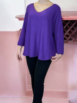 Πουλόβερ με V λαιμόκοψη και μοντέρνα γραμμή