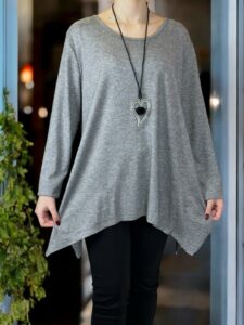 Μπλούζα με αξεσουάρ που τραβά τα βλέμματα