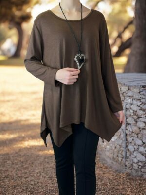 Μπλούζα με αξεσουάρ που τραβά τα βλέμματα