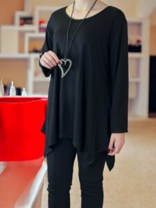 Μπλούζα με αξεσουάρ που τραβά τα βλέμματα