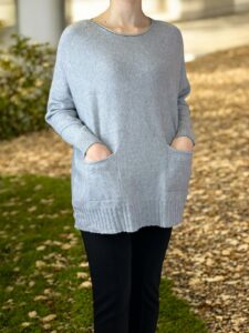 Πουλόβερ καφε χρώμα με εντυπωσιακές τσέπες εμπρός