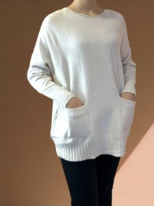 Πουλόβερ καφε χρώμα με εντυπωσιακές τσέπες εμπρός