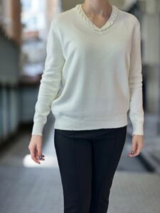 Πουλόβερ με Chain Detail στον Λαιμό