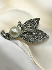 Καρφίτσα με Πέρλα και Sparkle Detailing