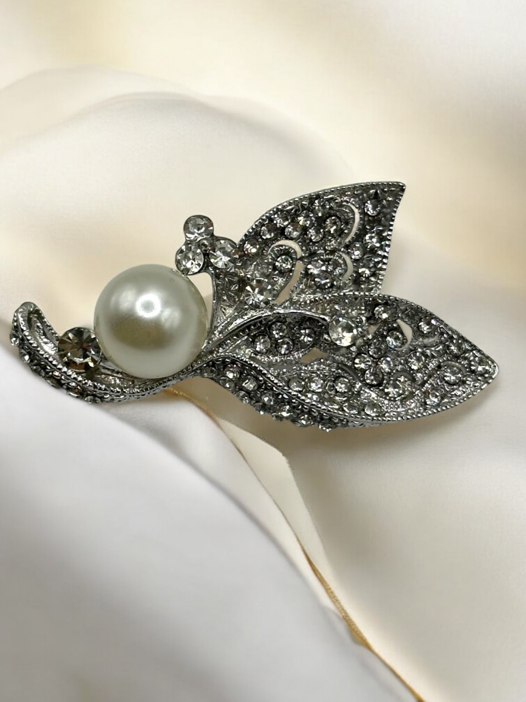 Καρφίτσα με Πέρλα και Sparkle Detailing Καρφίτσα με Πέρλα και Sparkle Detailing