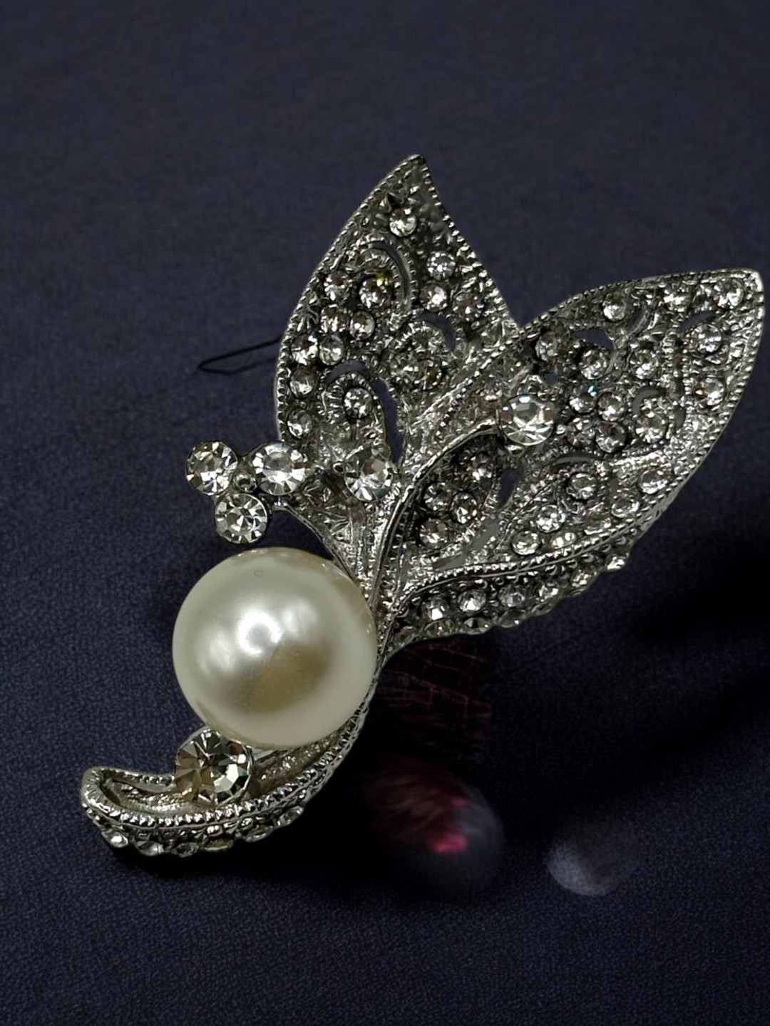 Καρφίτσα με Πέρλα και Sparkle Detailing Καρφίτσα με Πέρλα και Sparkle Detailing