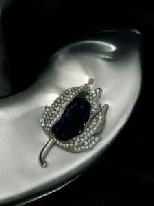 Bold Μπλε Καρφίτσα με Εντυπωσιακό Motif