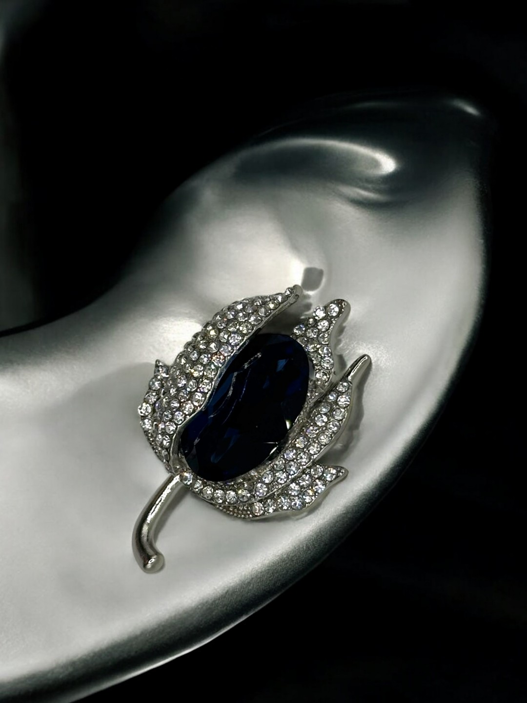 Bold Μπλε Καρφίτσα με Εντυπωσιακό Motif Bold Μπλε Καρφίτσα με Εντυπωσιακό Motif